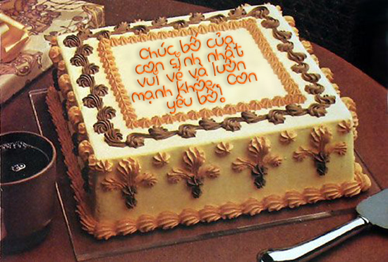 Viết chữ lên bánh sinh nhật phủ kem socola