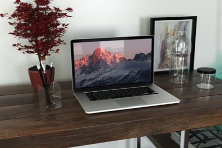 Mockup macbook pro trên bàn làm việc